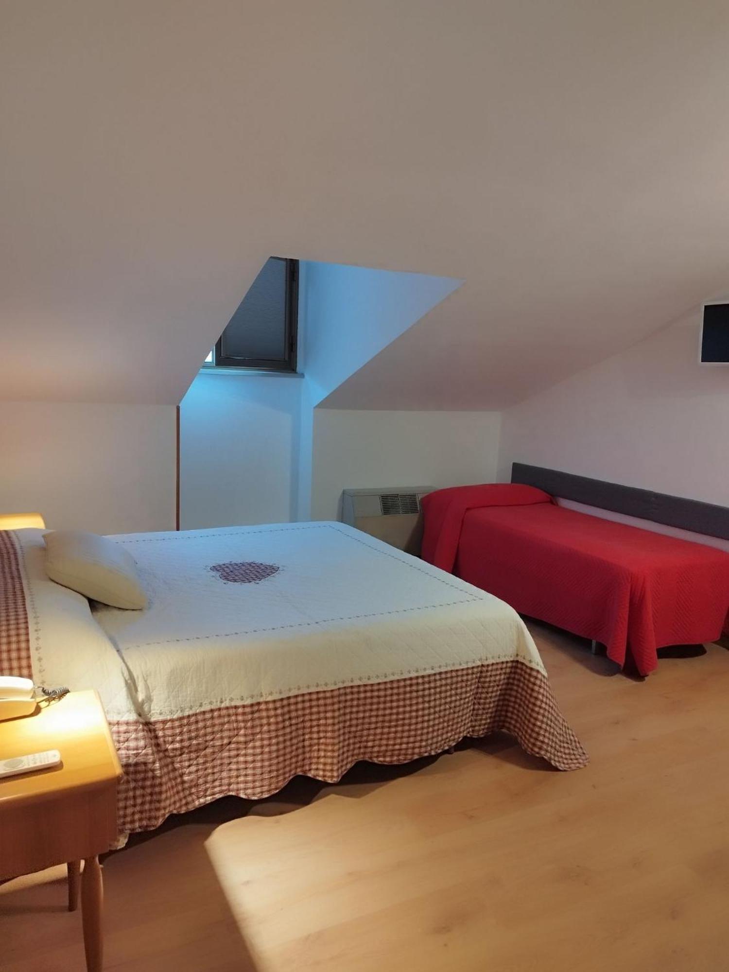 Campodonico  Hotel Pineta Ristorante Country House In Fabriano מראה חיצוני תמונה