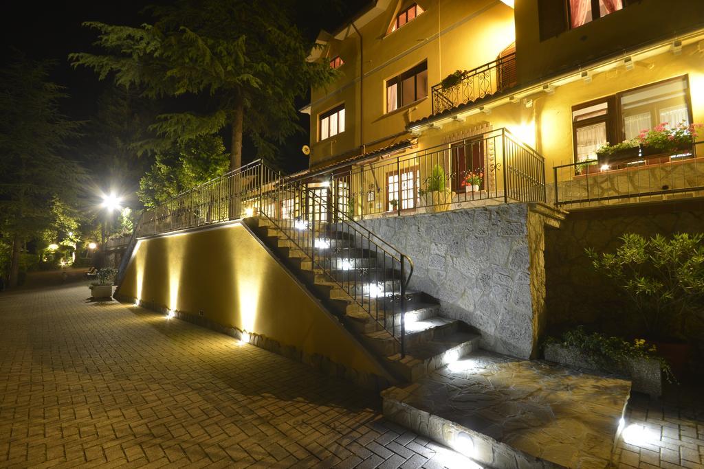 Campodonico  Hotel Pineta Ristorante Country House In Fabriano מראה חיצוני תמונה